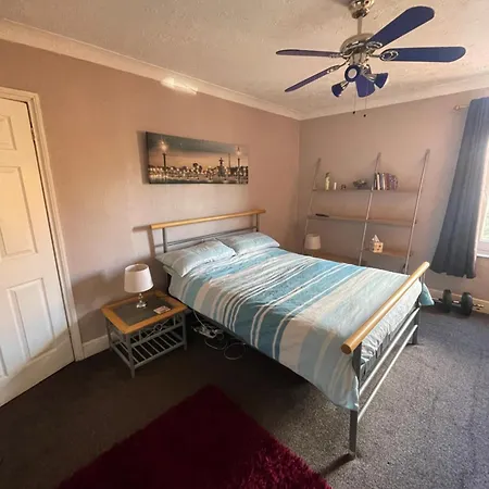 March-2Bed Apt - Family Friendly - Pet Friendly Exterior photo