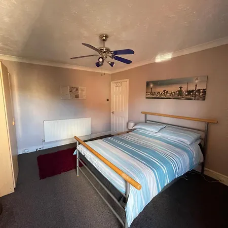 March-2Bed Apt - Family Friendly - Pet Friendly Exterior photo